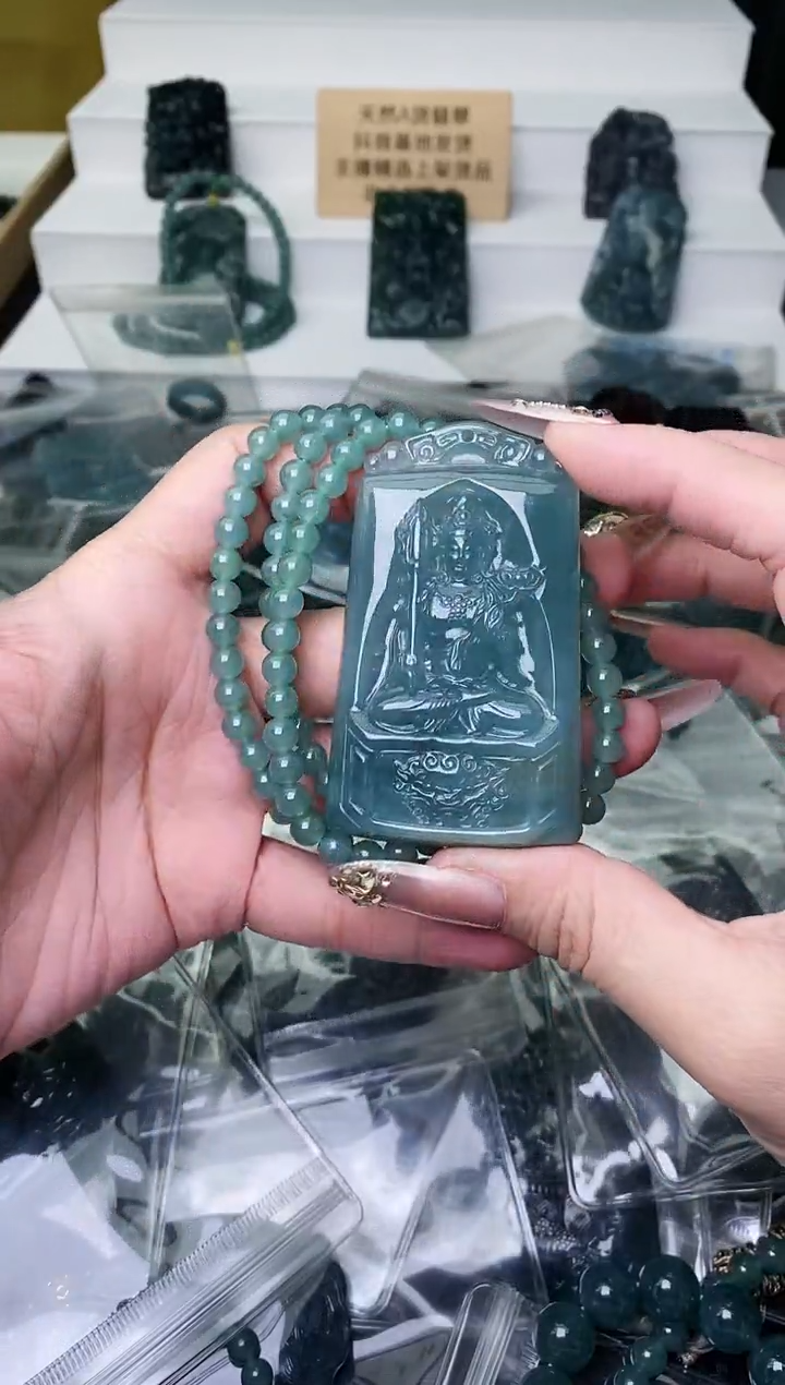 颈饰未镶嵌翡翠 