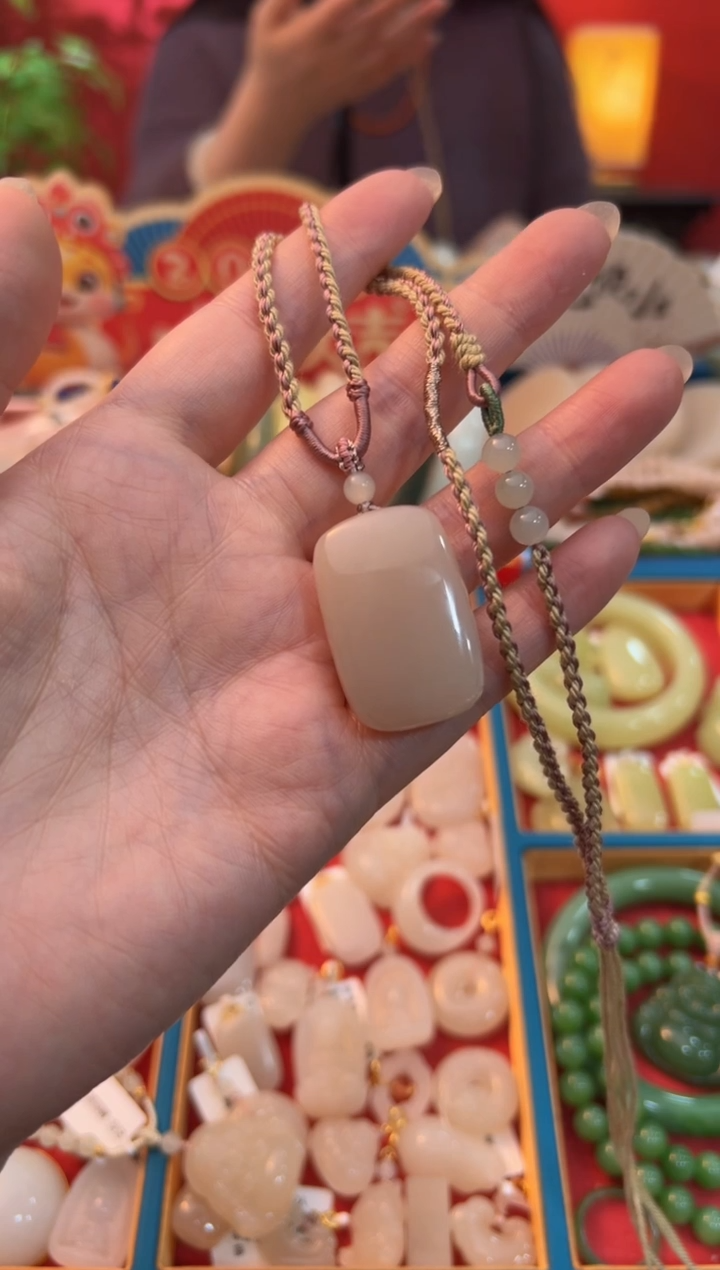 【闪购商品】和田玉吊坠未镶嵌天花板红藕粉方形无事牌33mm