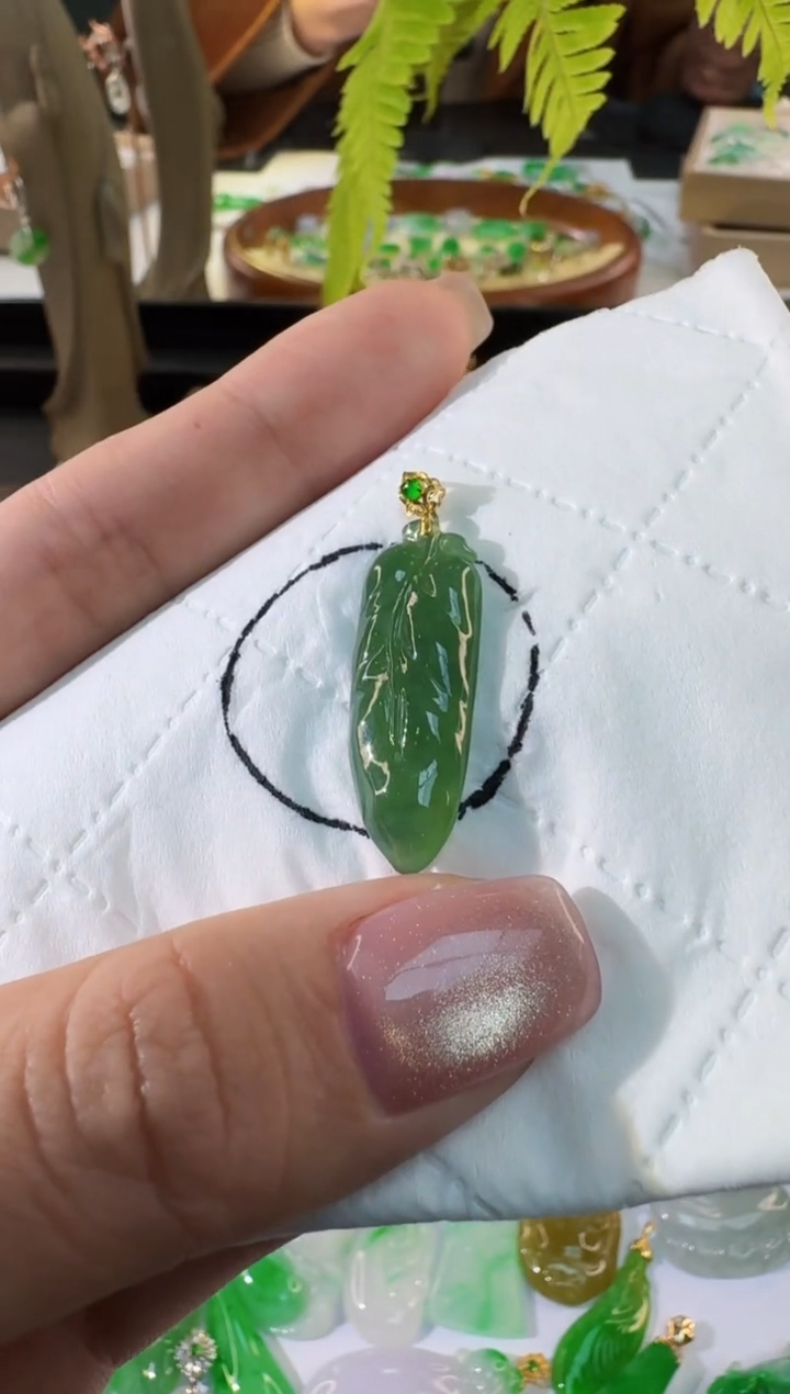 【闪购商品】翡翠颈饰18K金镶嵌缅甸A货翡翠吊坠