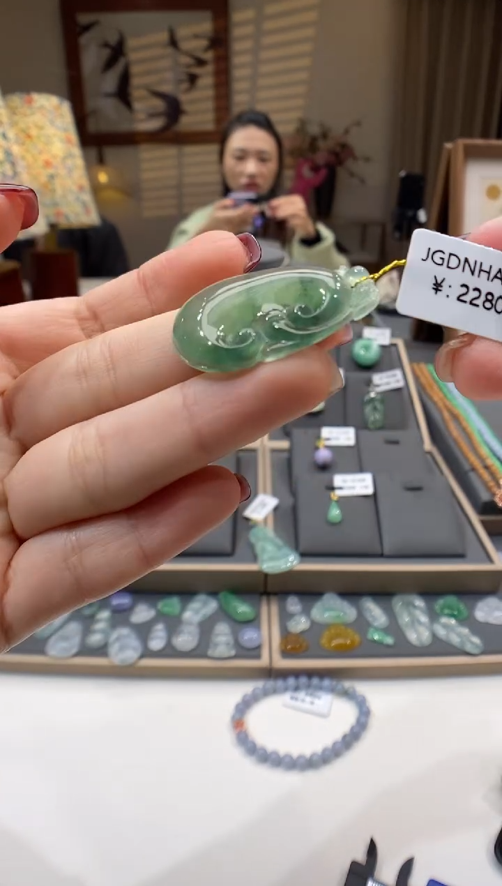 【闪购商品】翡翠颈饰未镶嵌如意