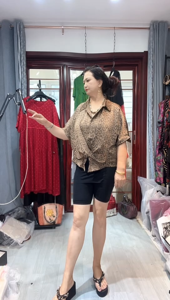 咖色豹点短袖上衣短款