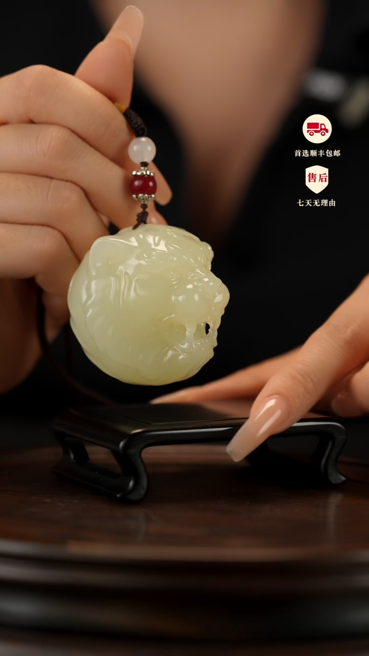 云南石竹叶青雕刻：虎头手把件