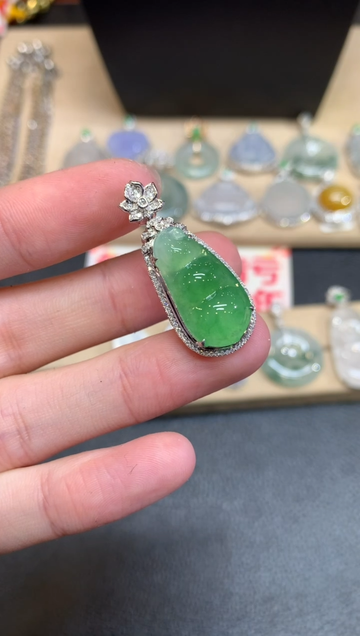 【闪购商品】翡翠颈饰18K金镶嵌福豆【无服务费】