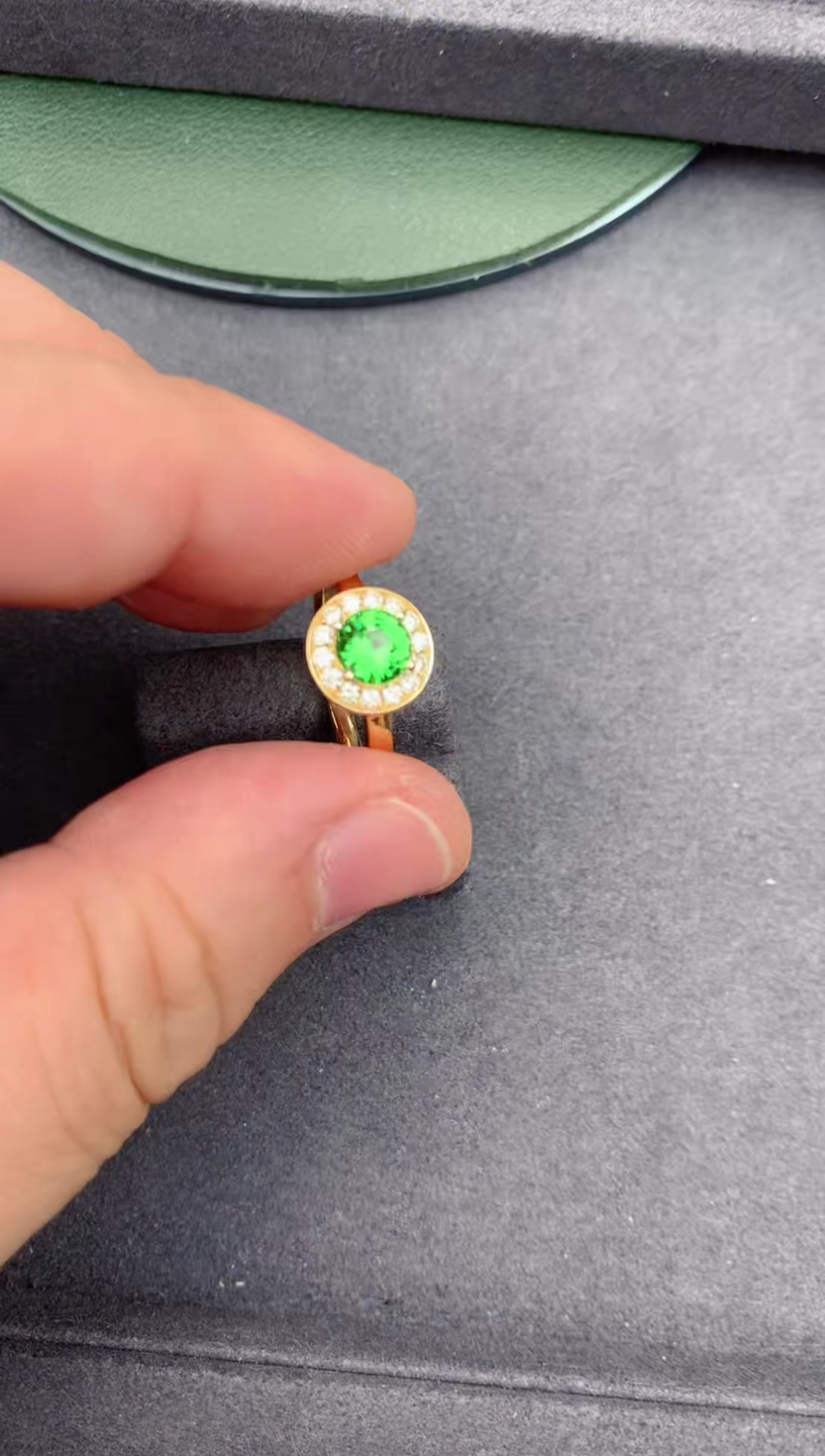 【闪购商品】石榴石戒指18K金镶嵌1ct 沙弗莱戒指