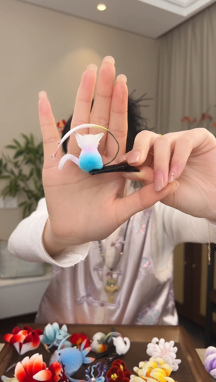 刺绣彩色小猫胖绒边夹