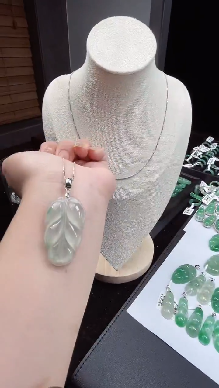 吊坠(不含链)银S925镶嵌石英质玉（非洲翠）24.48叶子