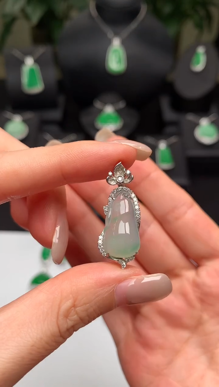 翡翠18K金镶嵌颈饰福瓜