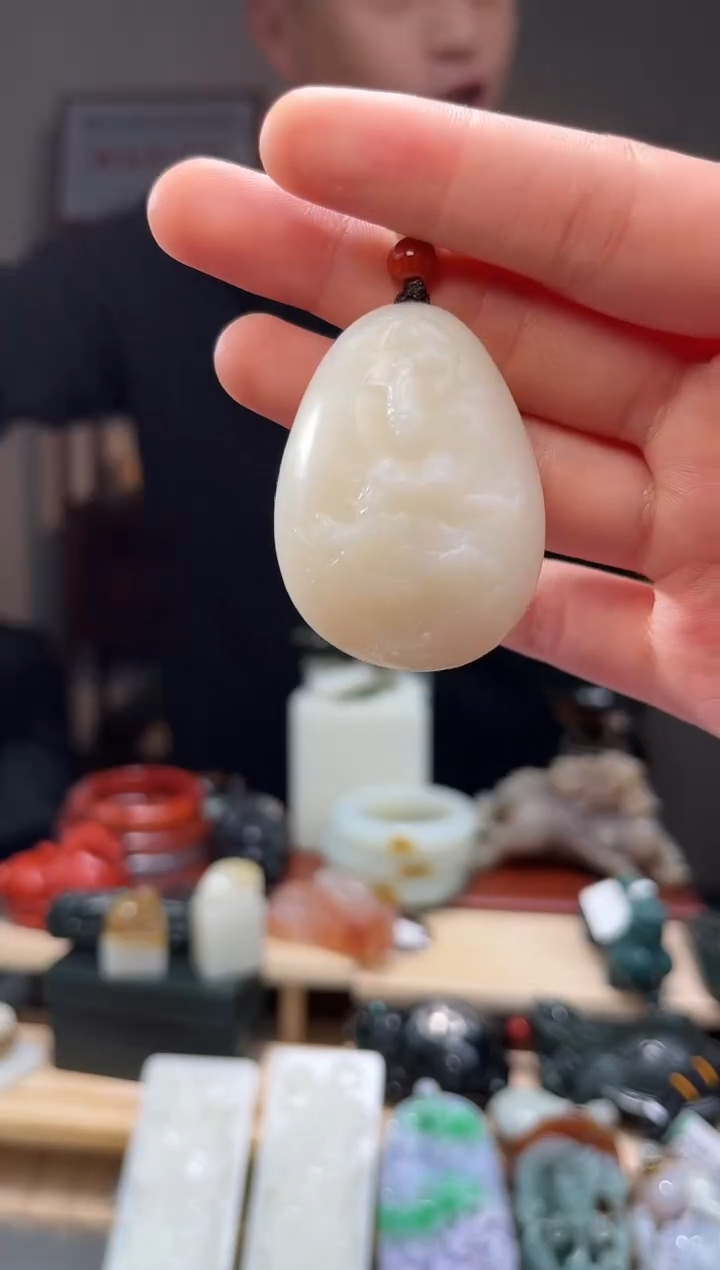 颈饰未镶嵌和田玉吊坠