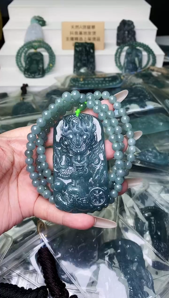 颈饰未镶嵌翡翠 