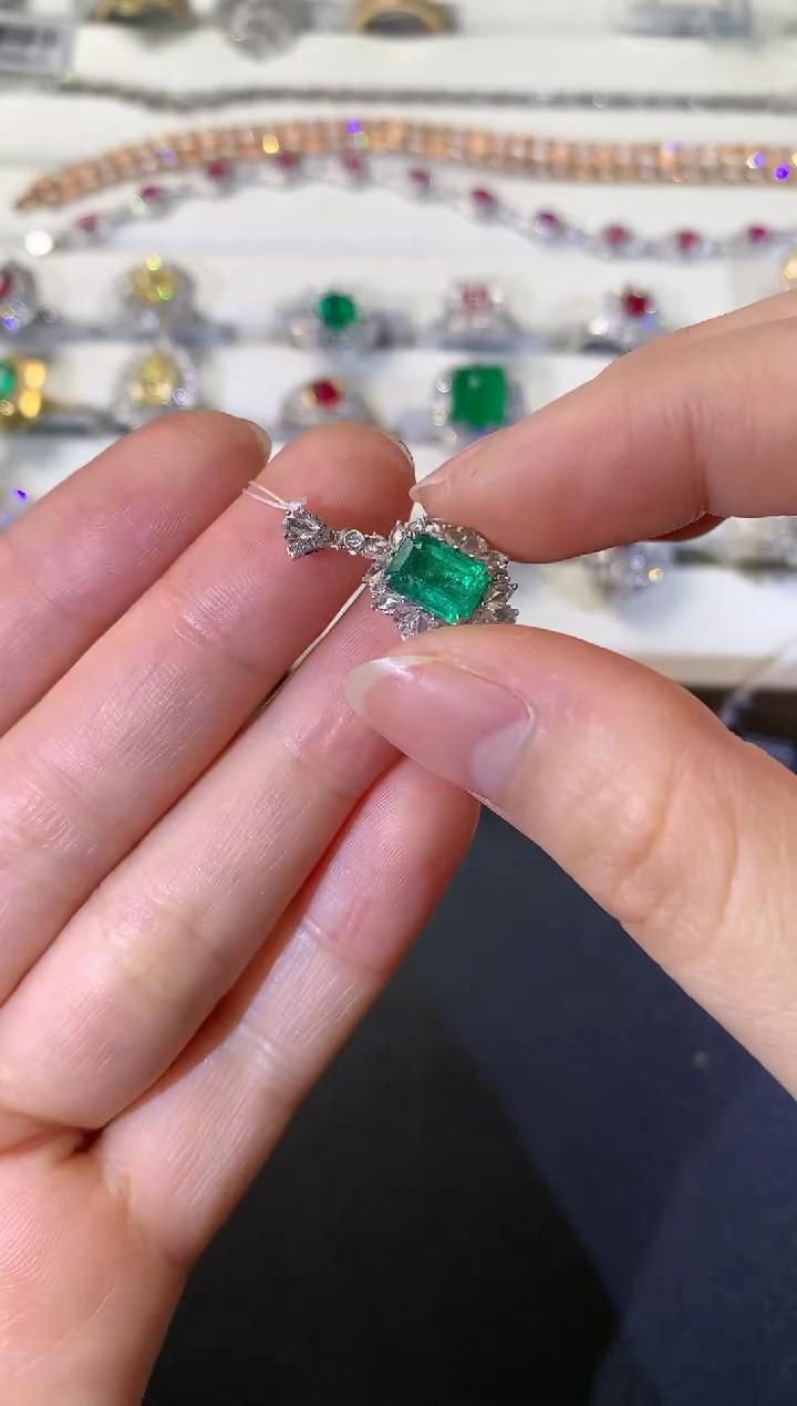 【闪购商品】祖母绿吊坠18K金镶嵌R511|7800