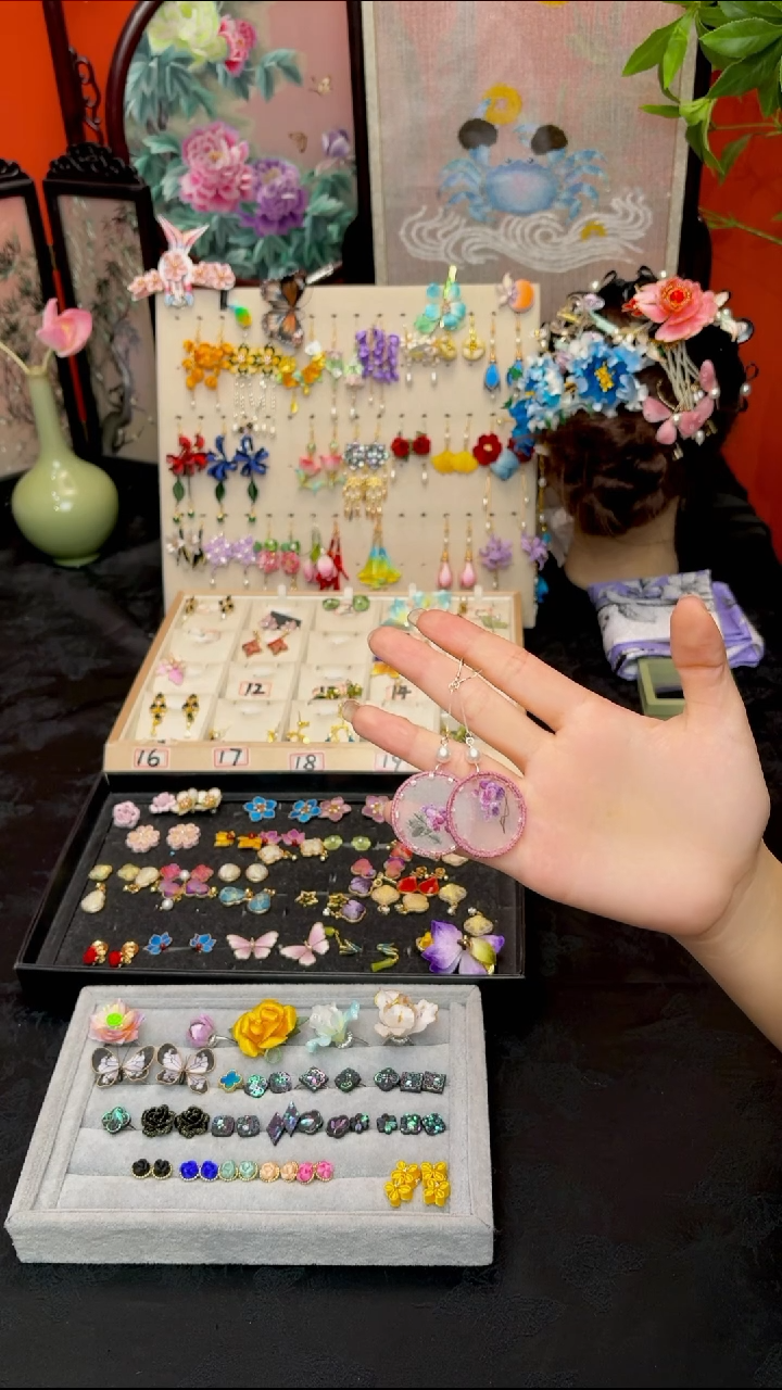 刺绣小***赞非遗绒花苏绣饰品