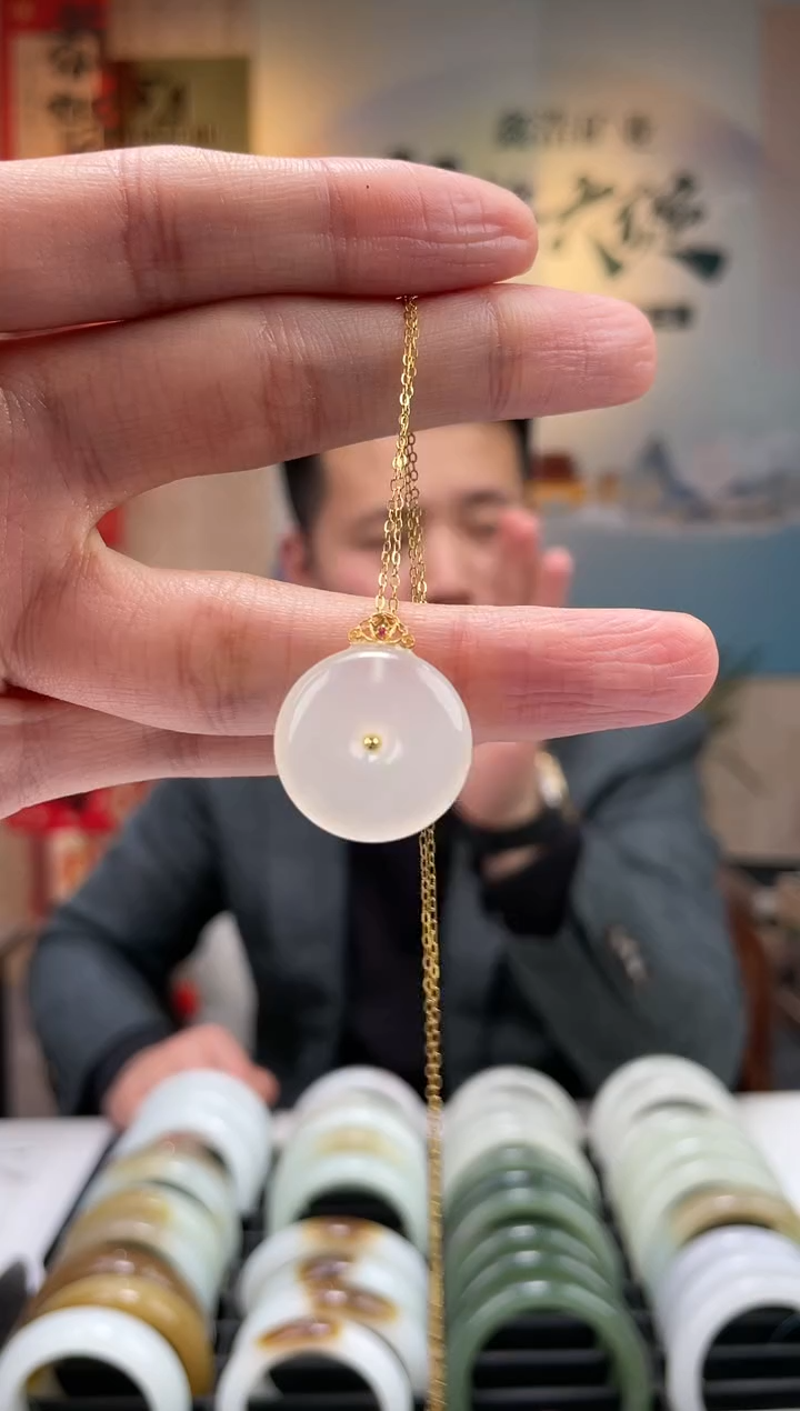 【闪购商品】和田玉吊坠(赠链)18K金镶嵌平安扣吊坠一件