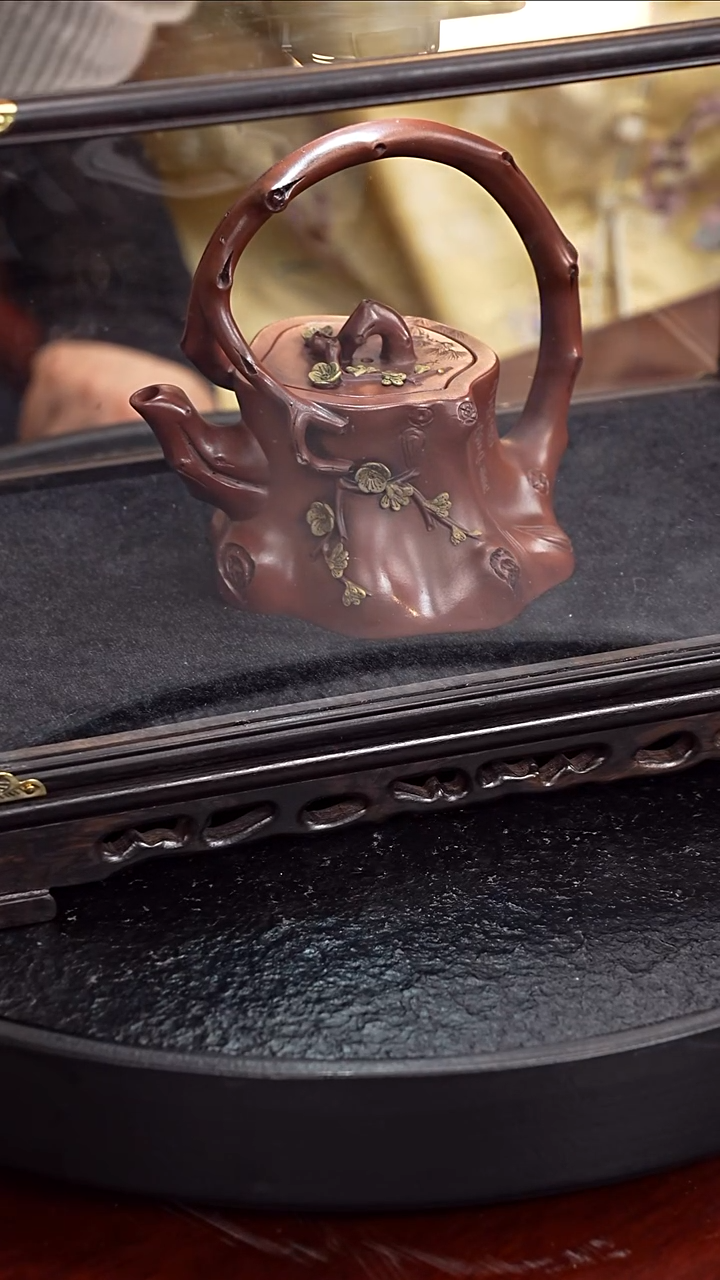 茶壶紫砂朱持平 梅桩提梁 75 红皮龙 200毫升 白雪石配松竹梅套杯