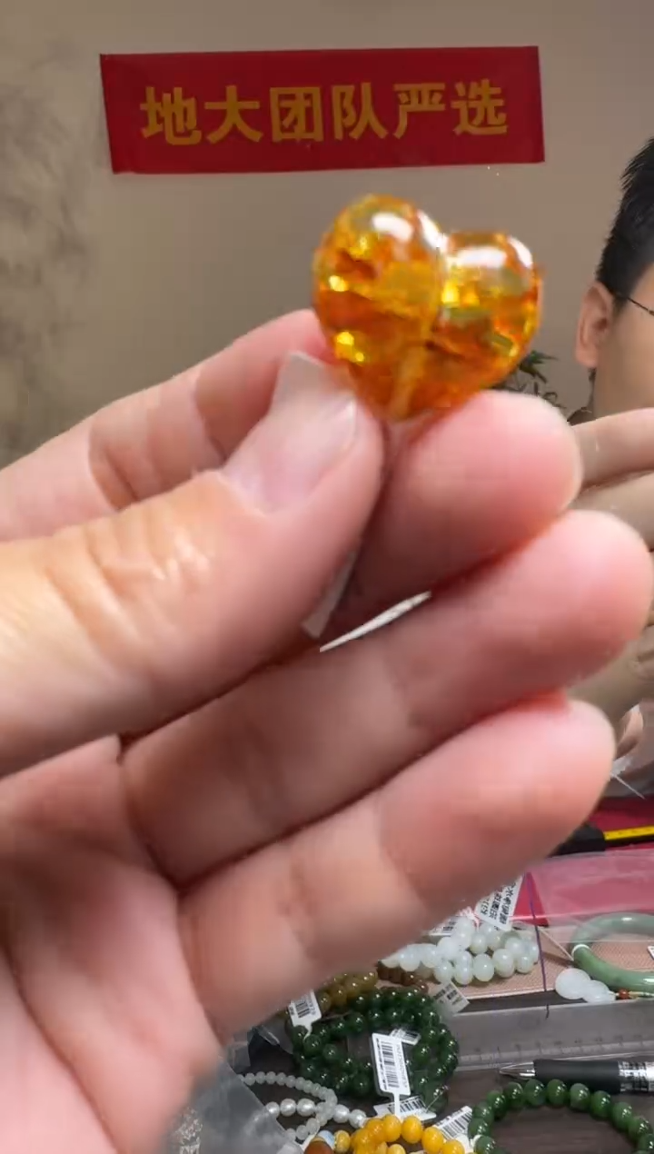琥珀吊坠(赠链)未镶嵌俄料琥珀花珀屁桃通孔吊坠