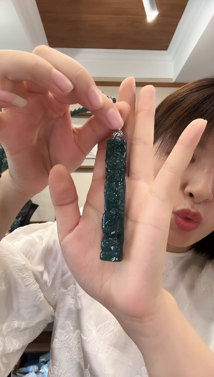 翡翠未镶嵌颈饰国风