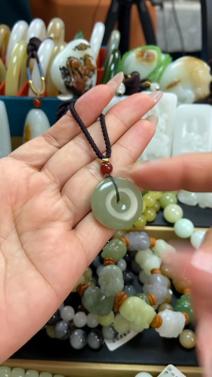 未镶嵌手串和田玉吊坠