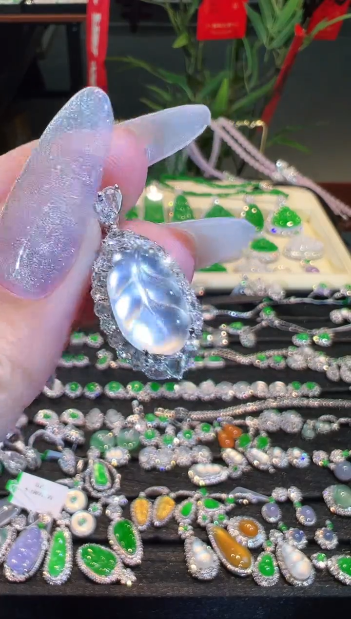 【闪购商品】翡翠吊坠(不含链)18K金镶嵌翡翠