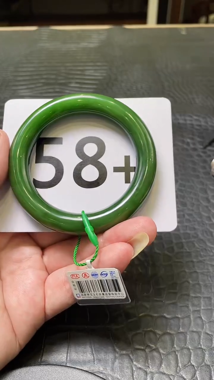 和田玉（碧玉）手镯未镶嵌一个