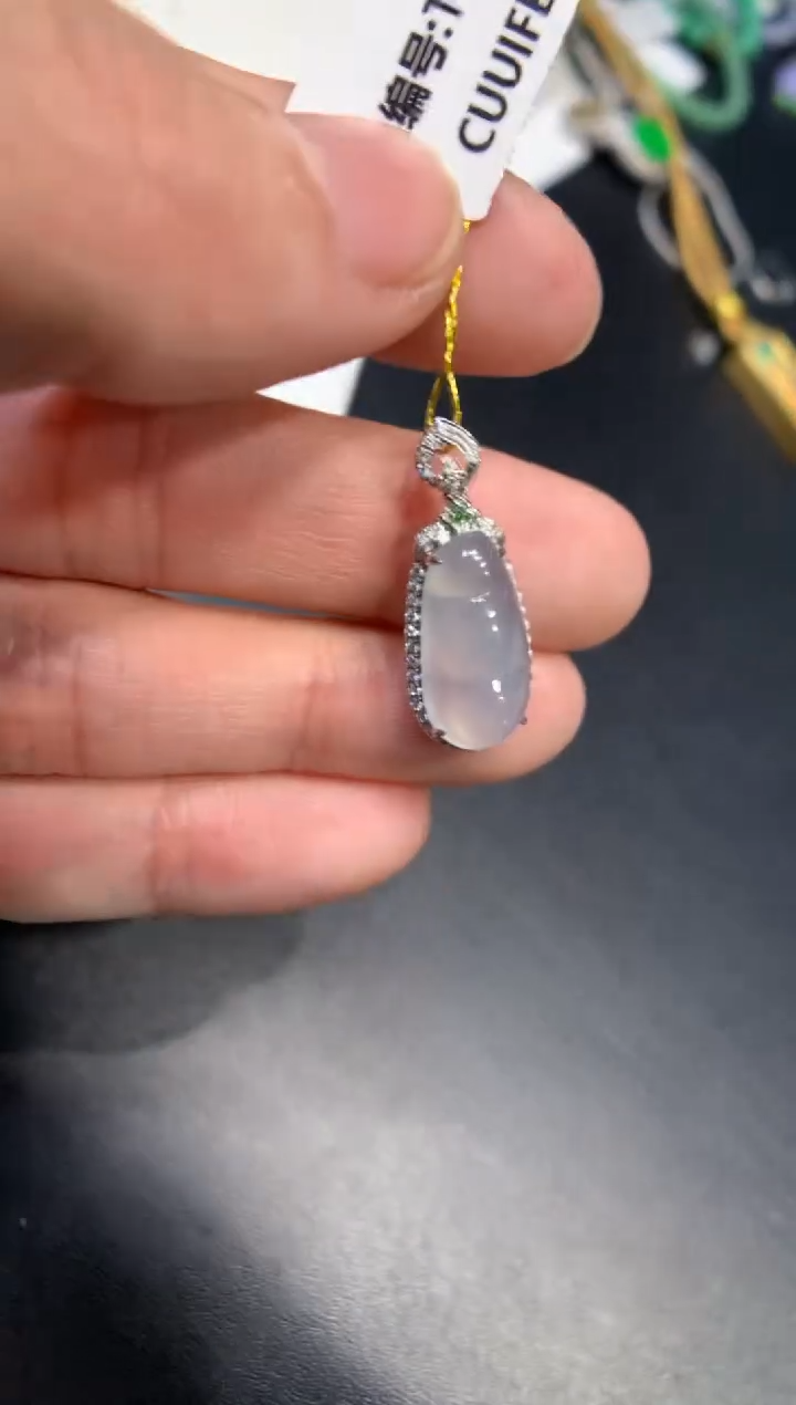 颈饰18K金镶嵌翡翠豆子