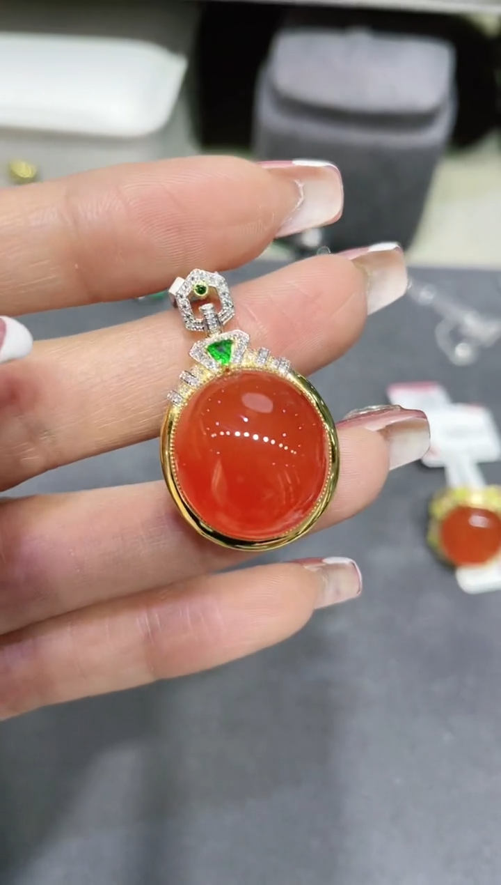 18K金镶嵌南红吊坠