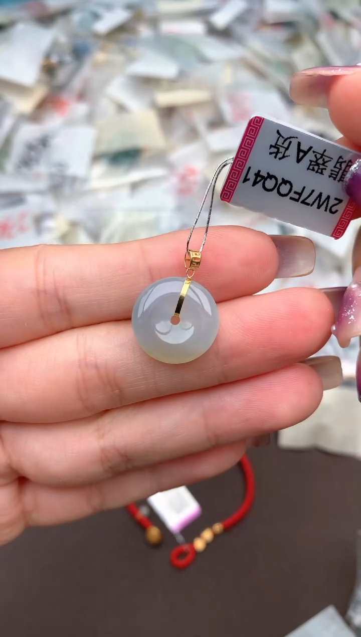 18K金镶嵌挂件翡翠一