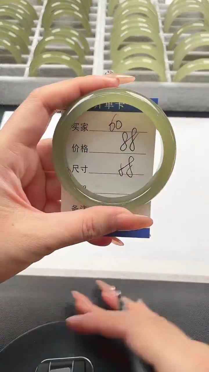 未镶嵌手镯石英质玉湖水绿