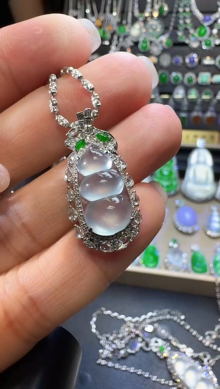 颈饰18K金镶嵌翡翠豆子