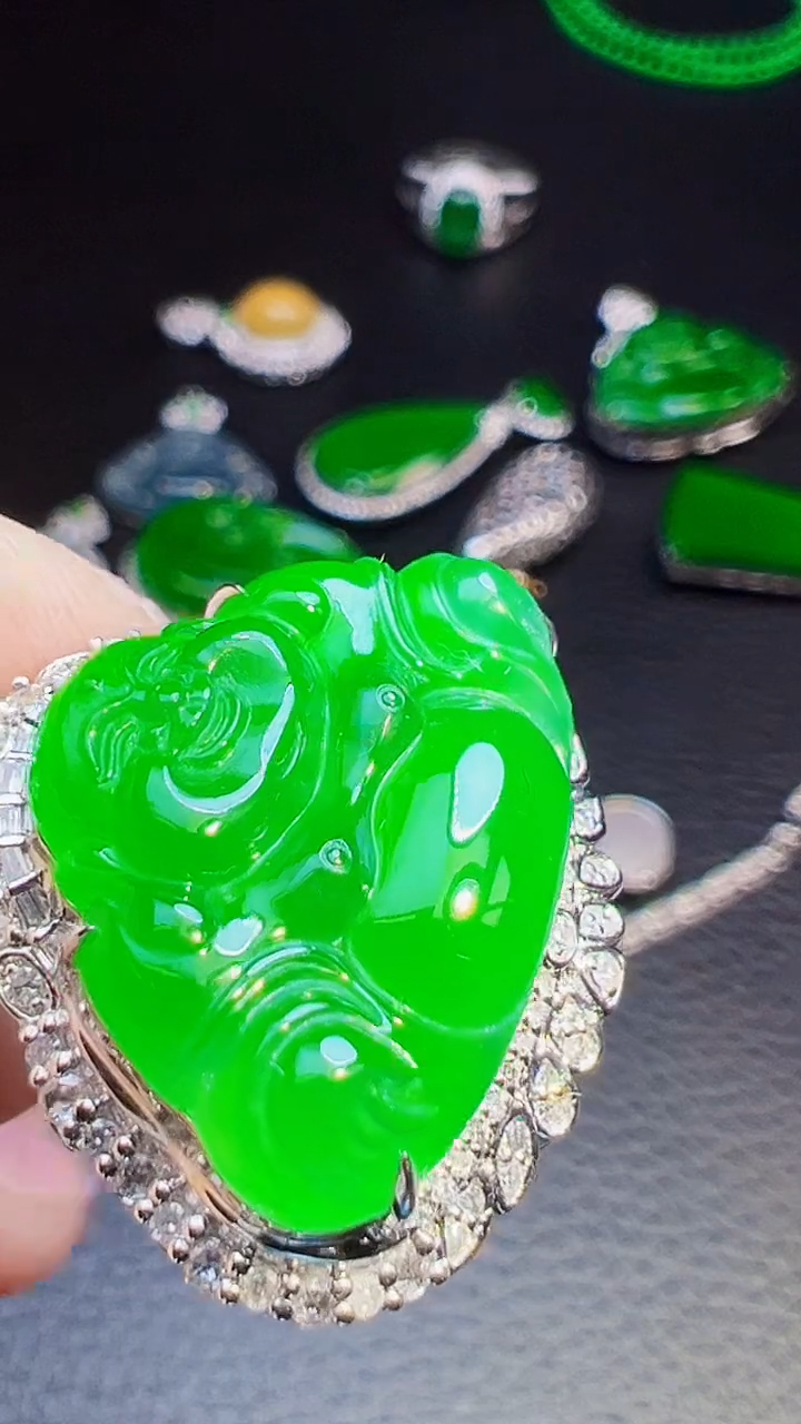 颈饰18K金镶嵌翡翠向*看翡翠