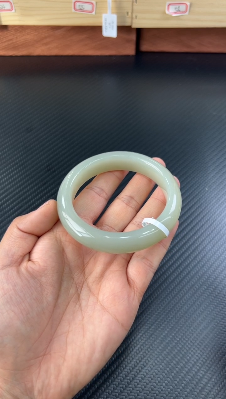 未镶嵌手镯和田玉?****e且末近矿微色差57+h