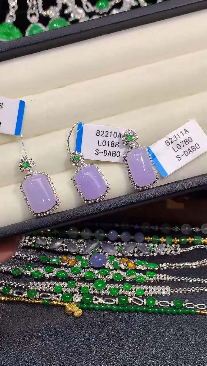 吊坠(不含链)18K金镶嵌翡翠多样性发其一