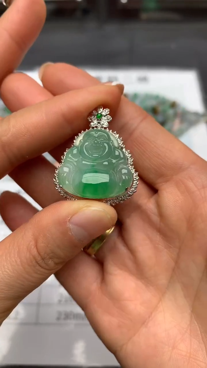 【闪购商品】翡翠颈饰18K金镶嵌飘绿佛公