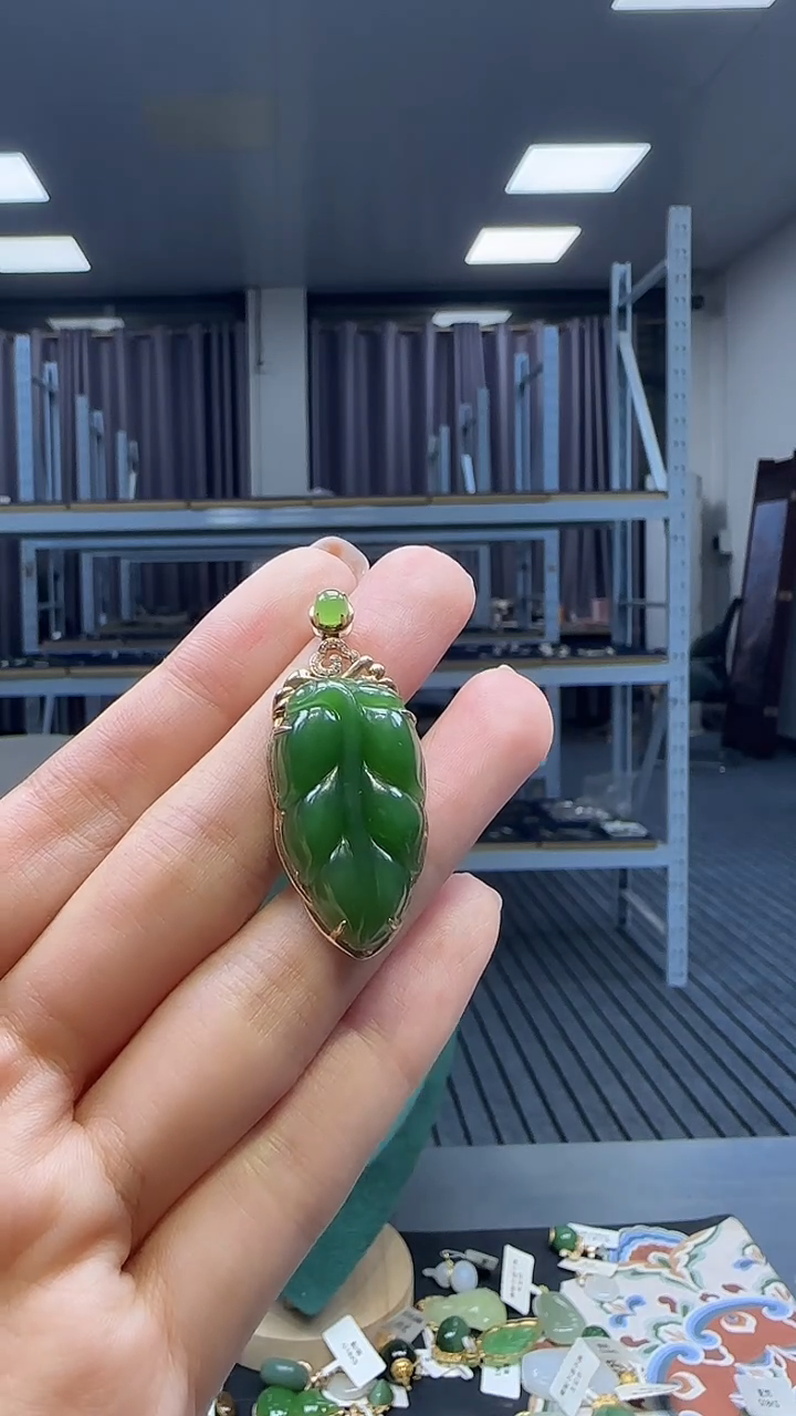 18K金镶嵌和田玉挂件1