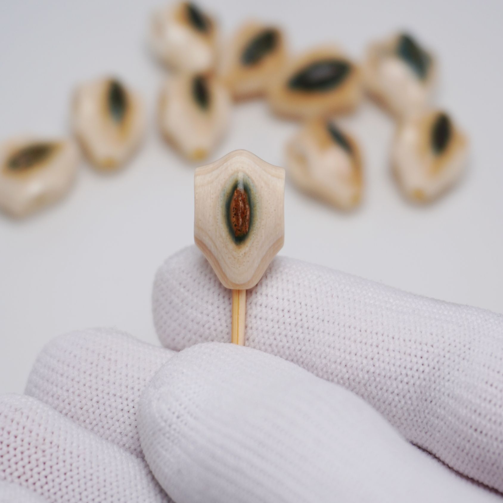 亿君天然猛犸象牙蓝眼睛鲨鱼背三通佛头配饰