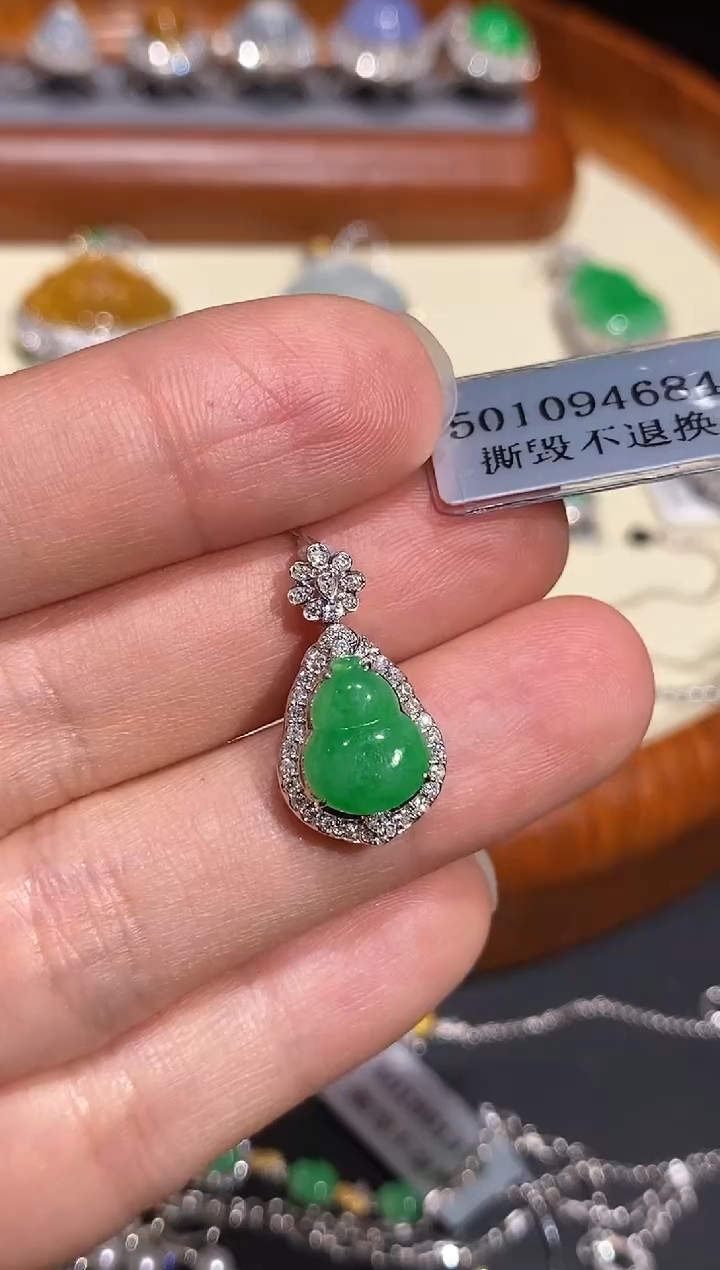 【闪购商品】翡翠颈饰18K金镶嵌吊坠