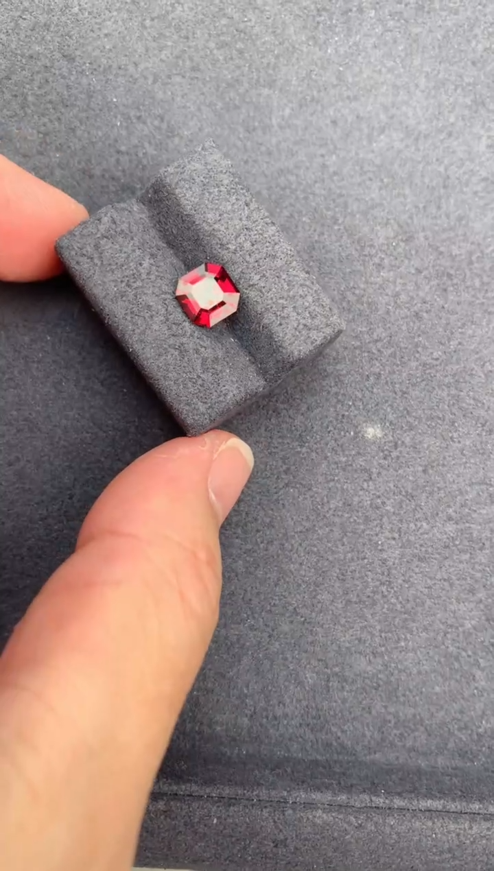 【闪购商品】石榴石裸石未镶嵌1.6ct镁铝榴石
