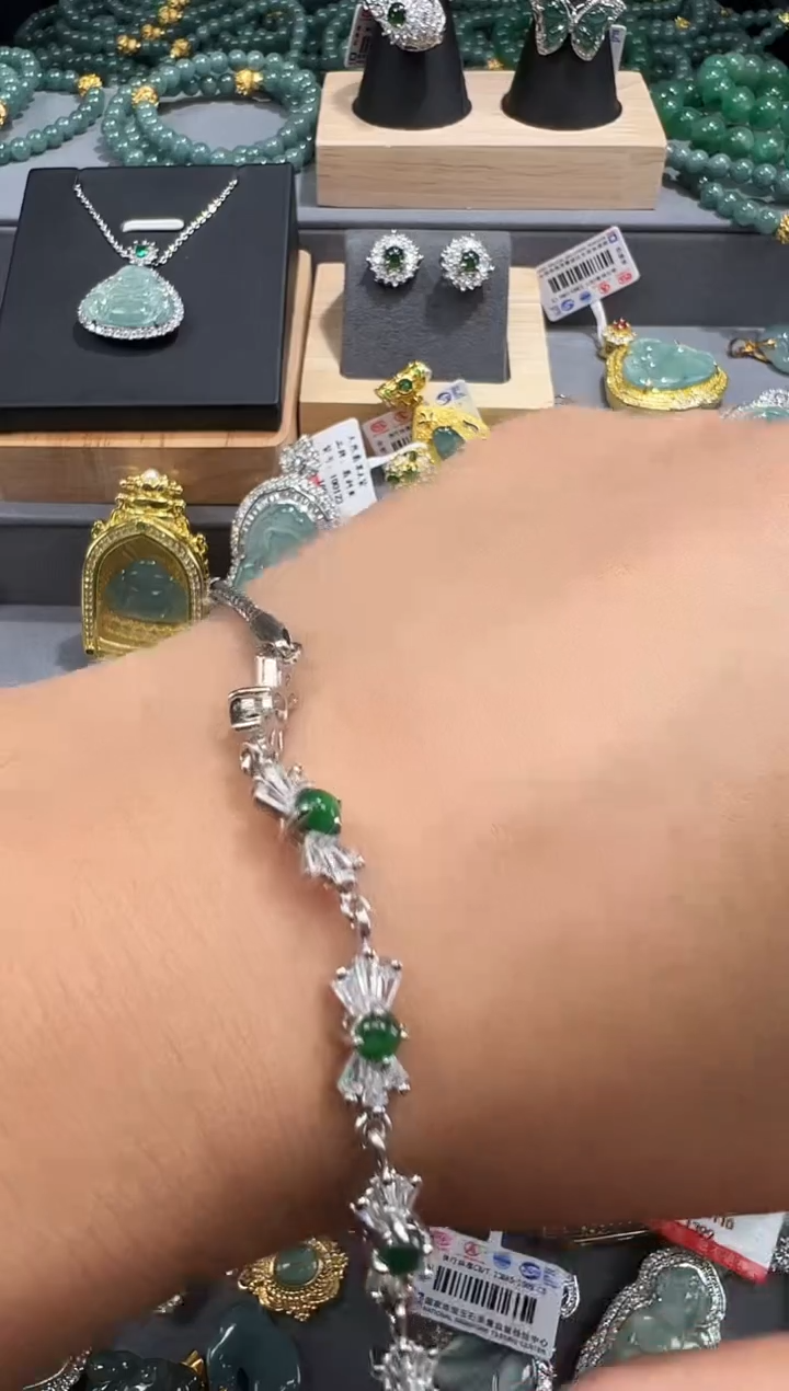 【闪购商品】翡翠吊坠(赠链)未镶嵌天然翡翠