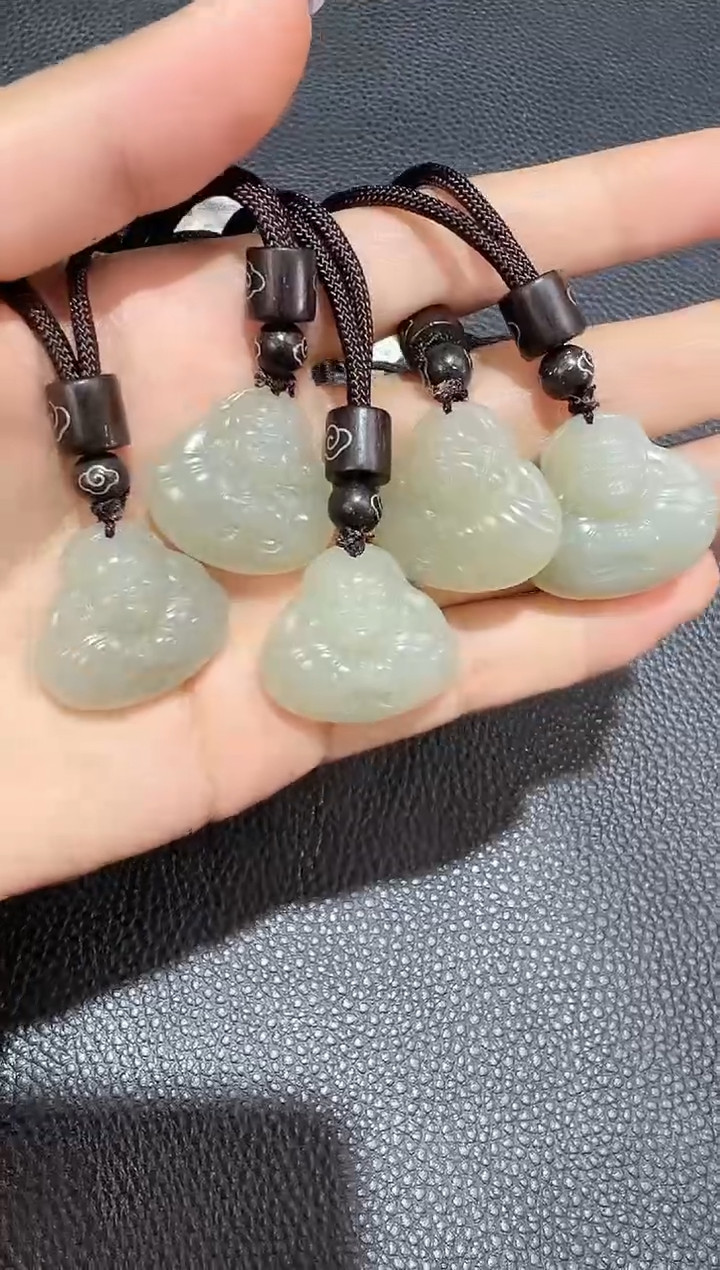 【闪购商品】和田玉吊坠(赠链)未镶嵌且末料宝宝佛多样性发其一