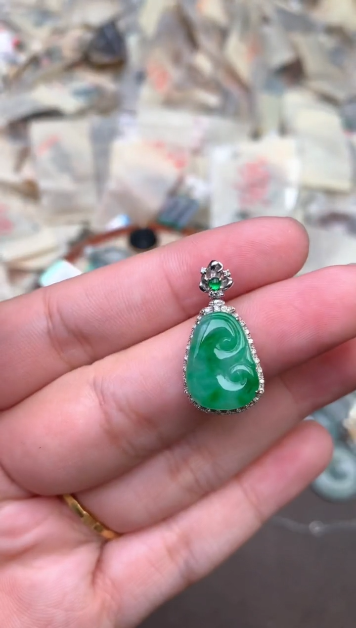 18K金镶嵌挂件翡翠   —