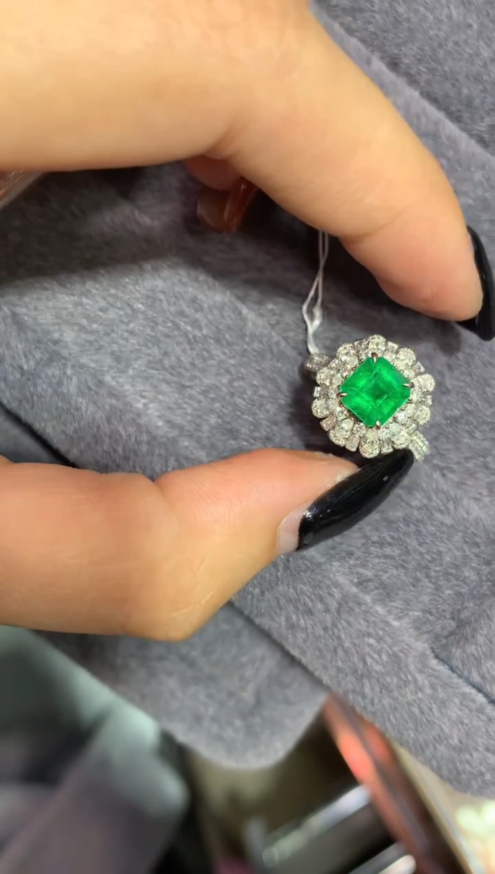 18K金镶嵌戒指祖母绿1.3ct哥伦比亚沃顿绿