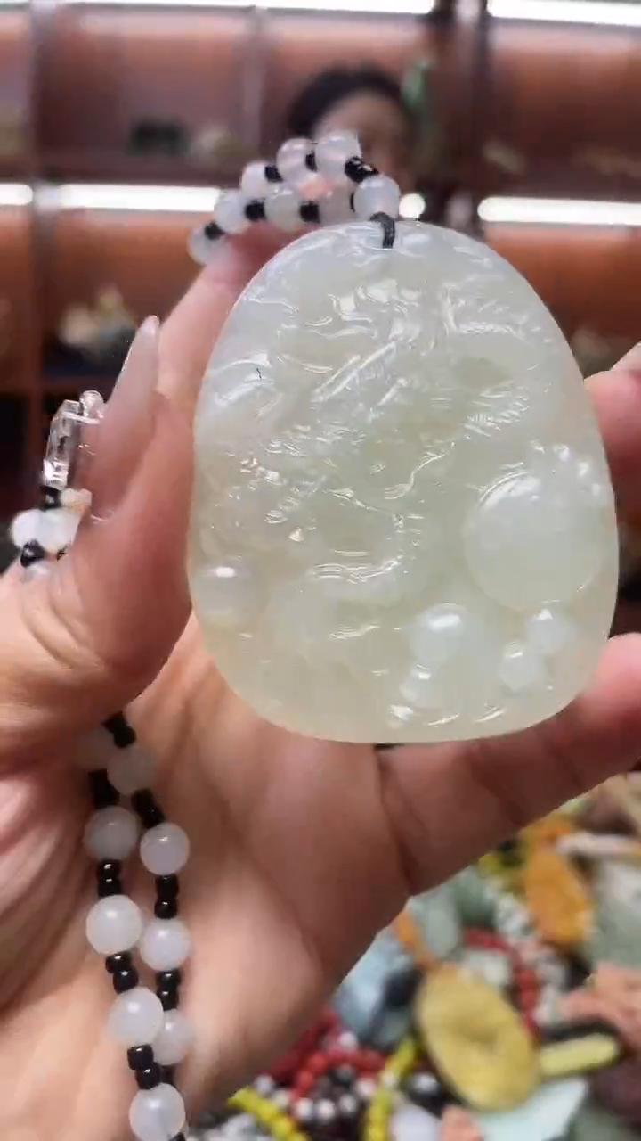 未镶嵌蛇纹石玉吊坠    