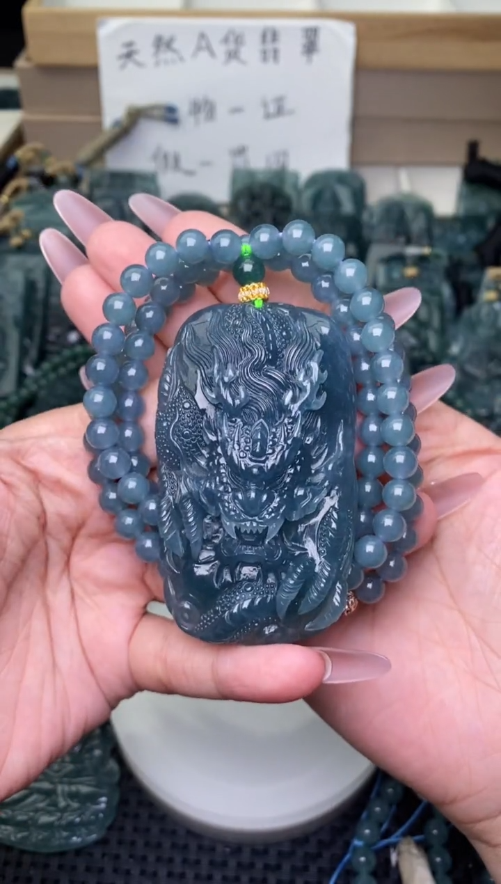 颈饰未镶嵌翡翠          
