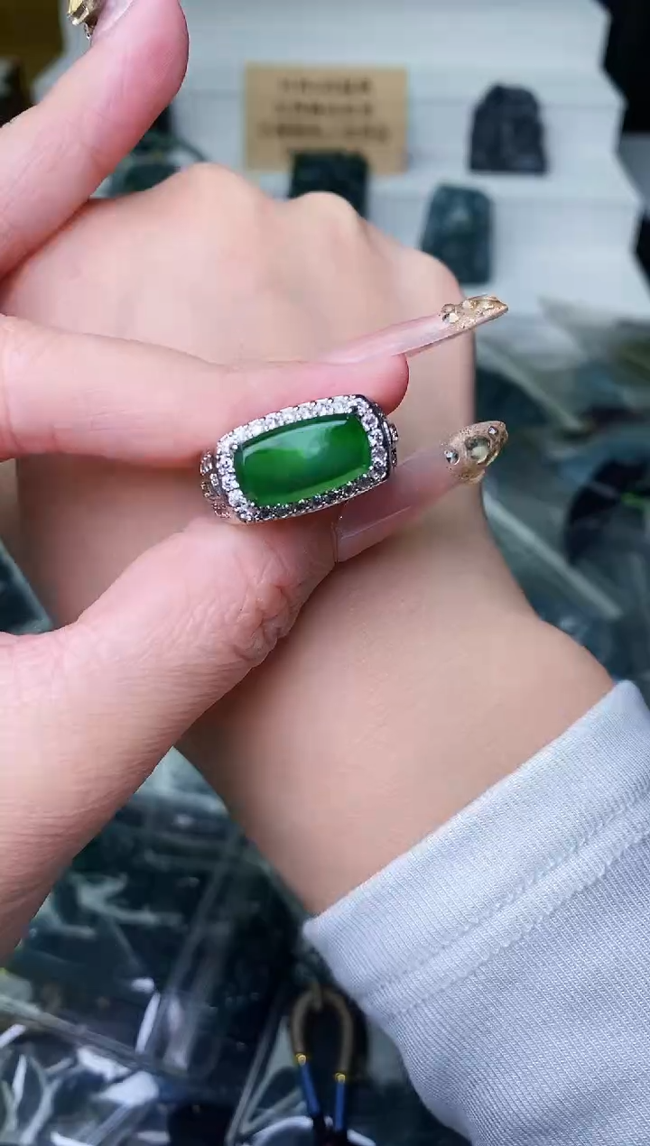 颈饰未镶嵌翡翠 