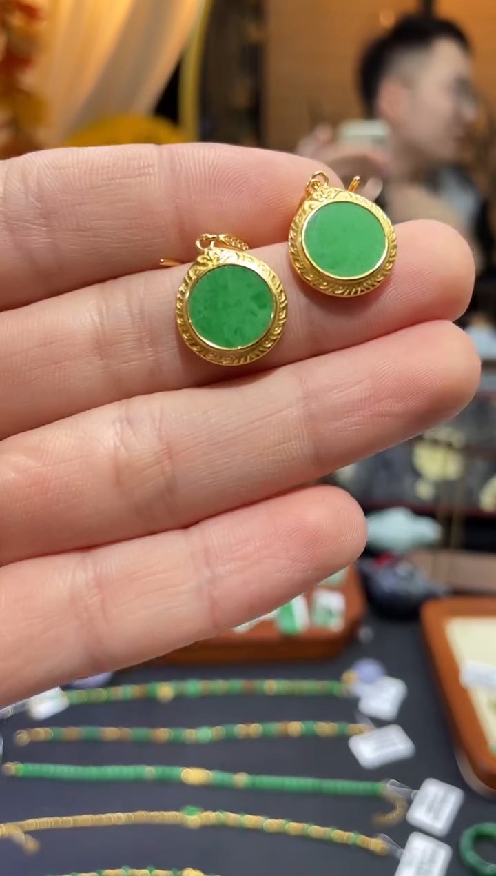 颈饰未镶嵌翡翠耳饰