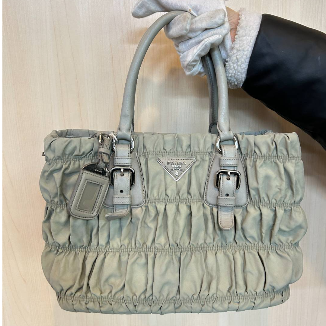 95新 Prada/普拉达 奶灰色降落伞包/云海优选/H03503