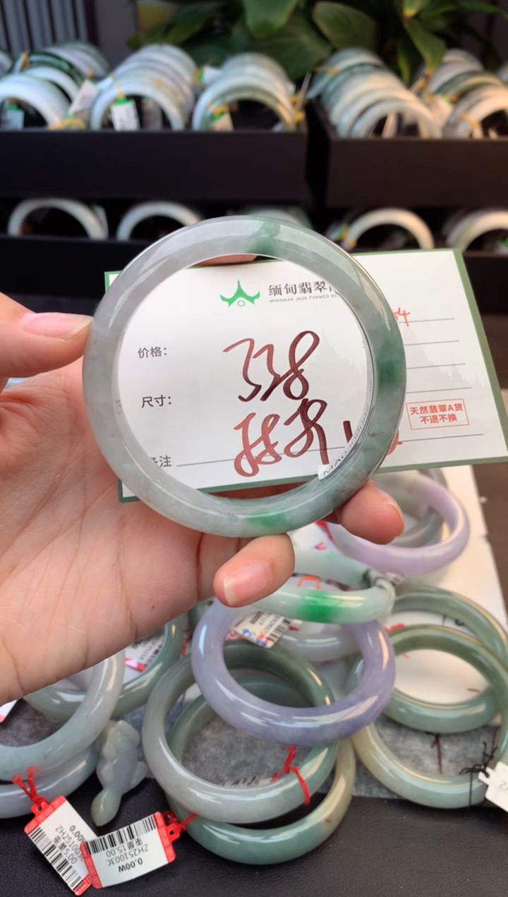 未镶嵌定制翡翠毛货需精细抛光+多人