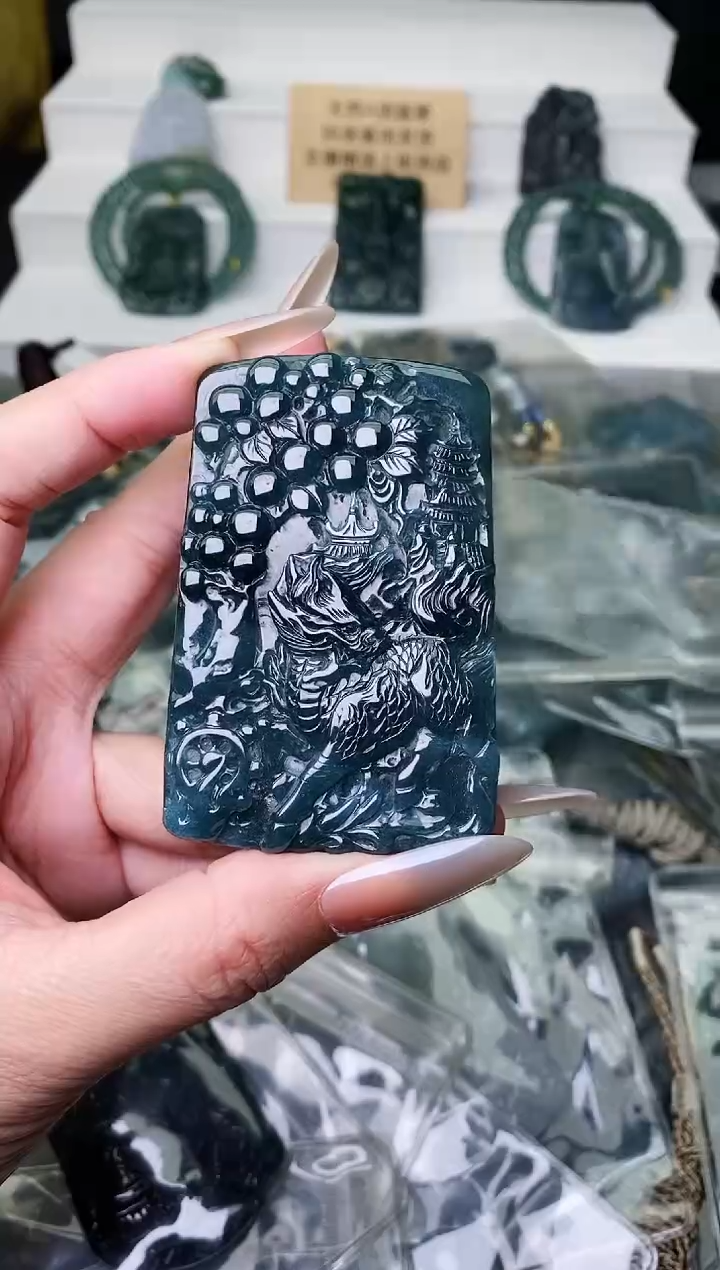颈饰未镶嵌翡翠 