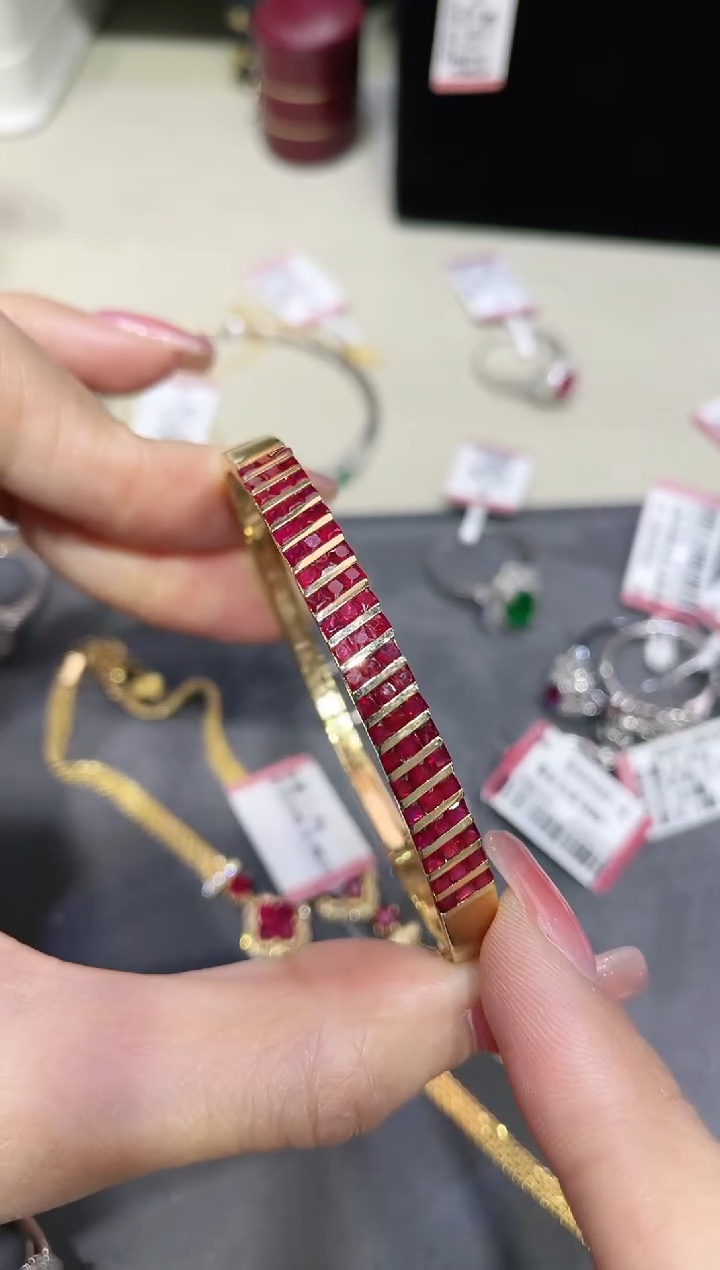 18K金镶嵌天然红宝石手镯