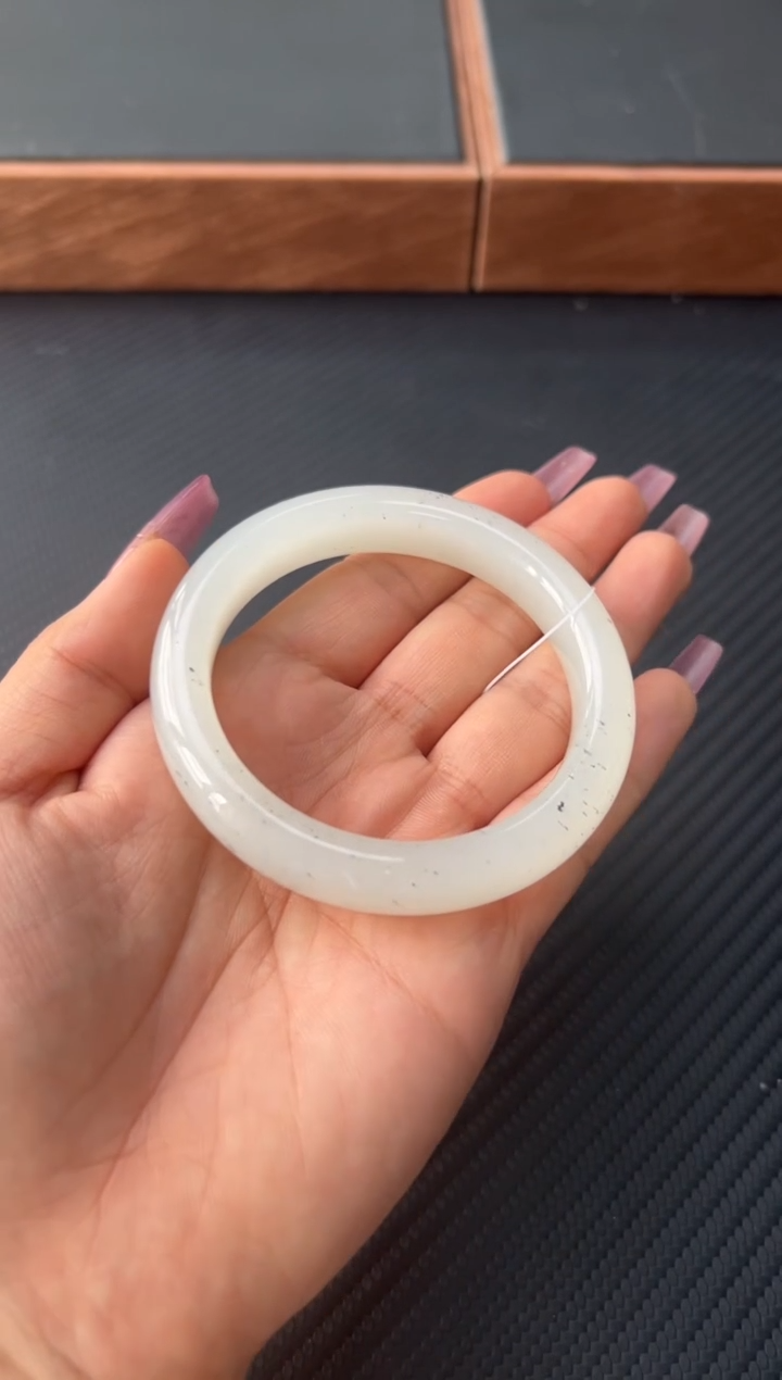 和田玉手镯未镶嵌且末微色差黑山56m