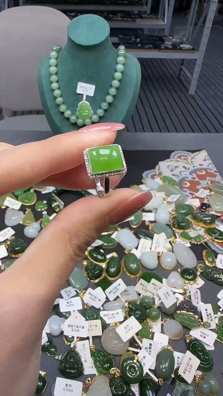 18K金镶嵌戒指和田玉1