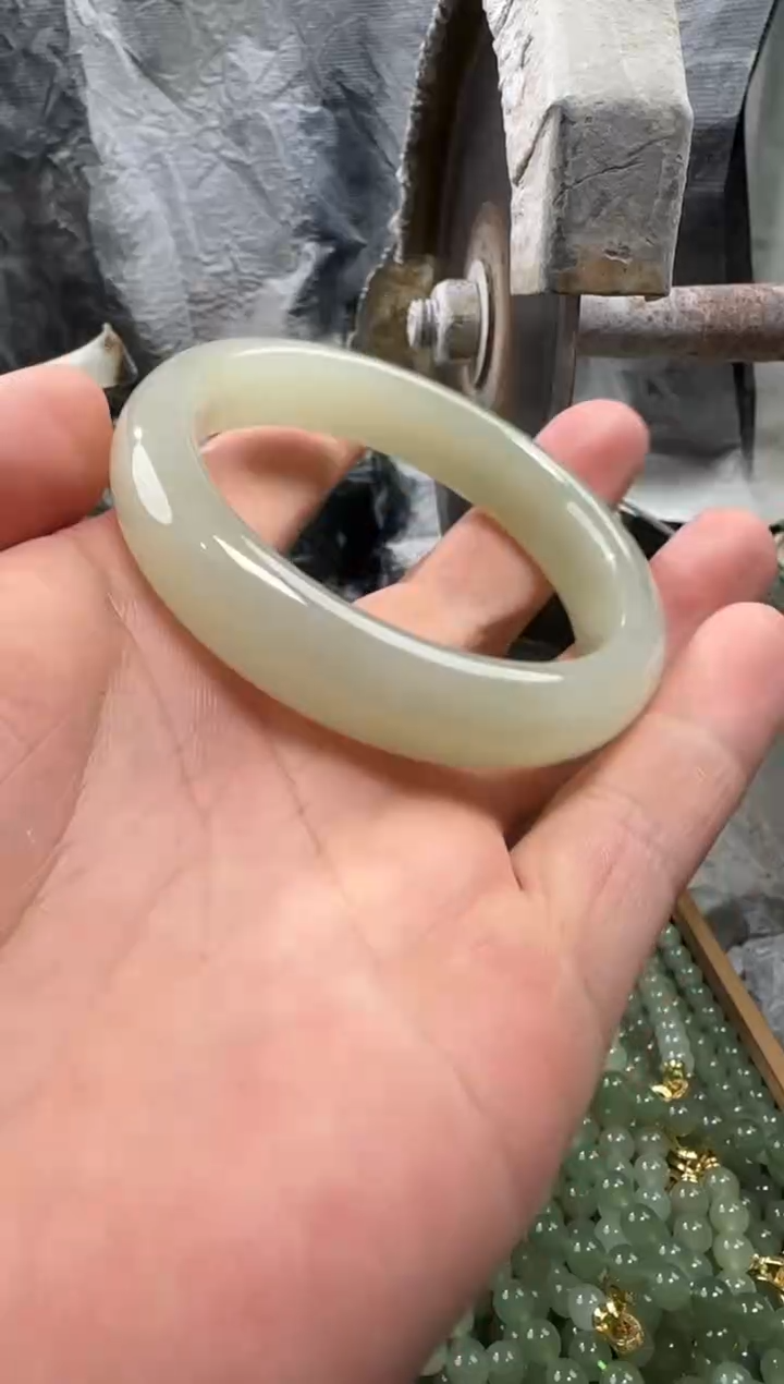 和田玉未镶嵌颈饰手镯